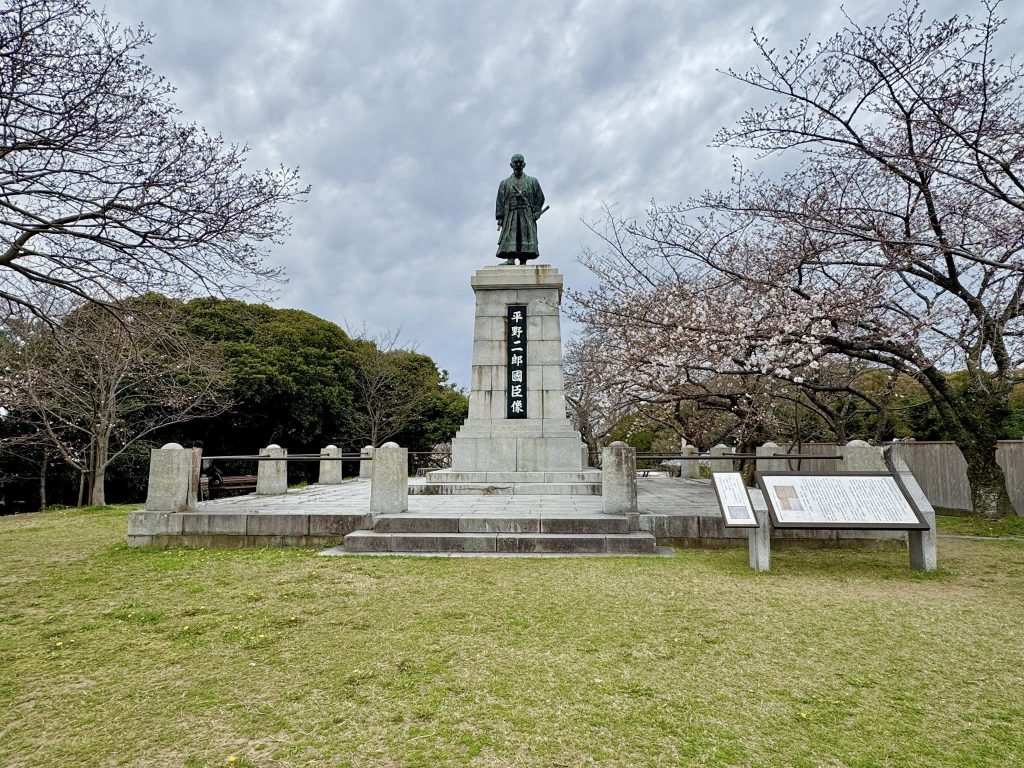 Hirano Kuniomi Statue at Nishi Park, Fukuoka)